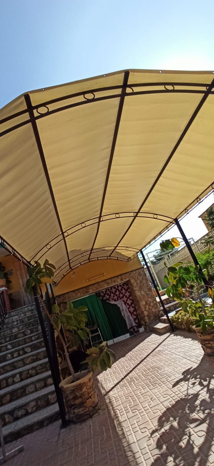 Instalación de toldo para patio C/Rocío