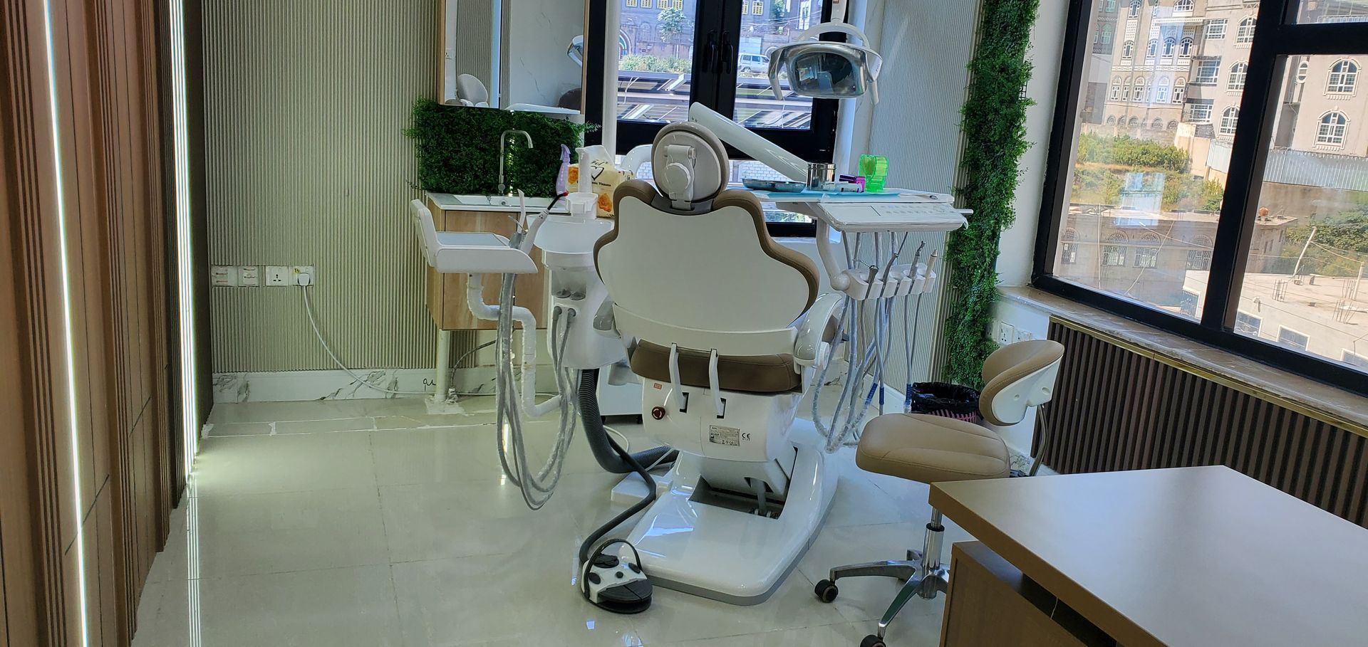 طبيب أسنان يعمل داخل عيادة مركز زركون