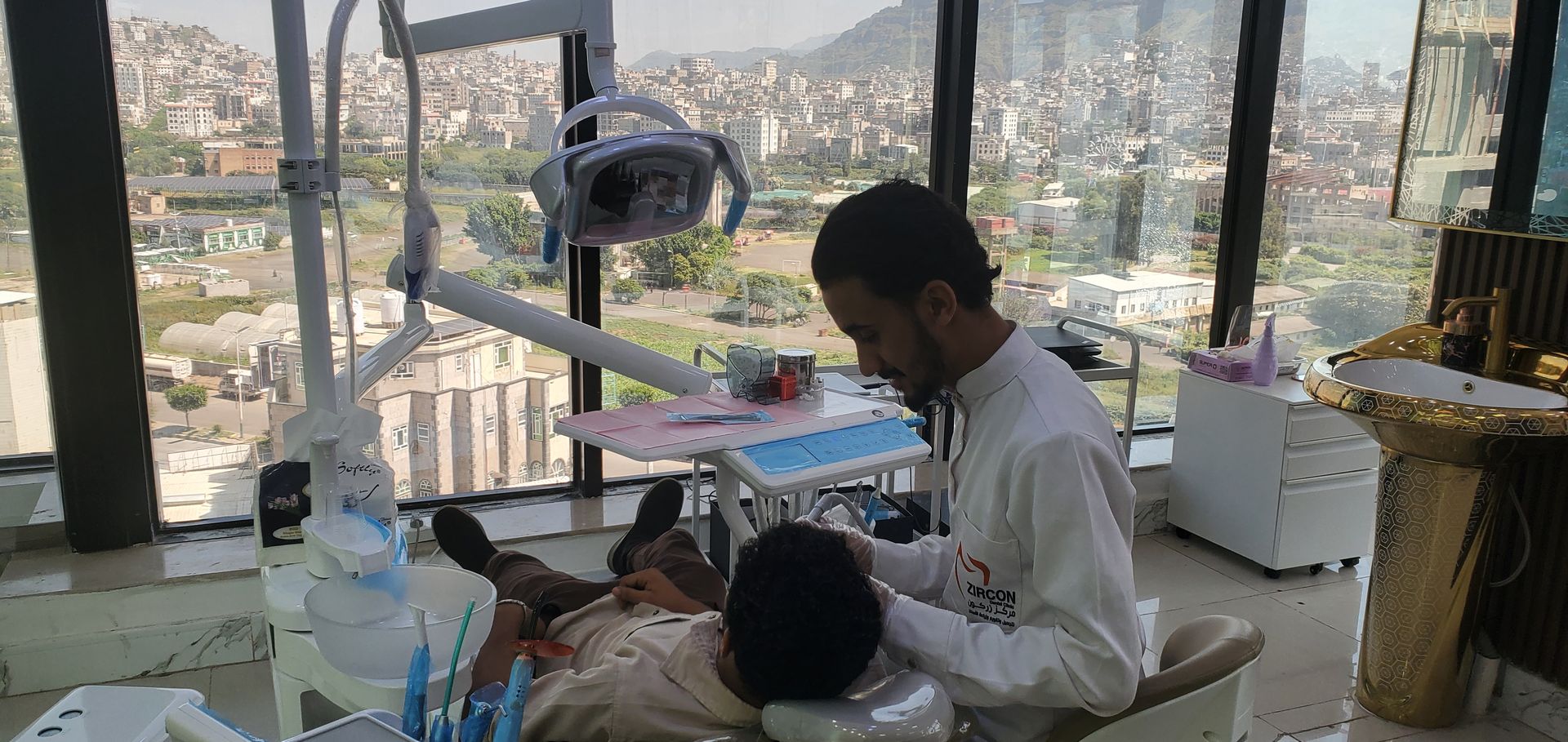 الدكتور أيمن آل قاسم في مركز زركون