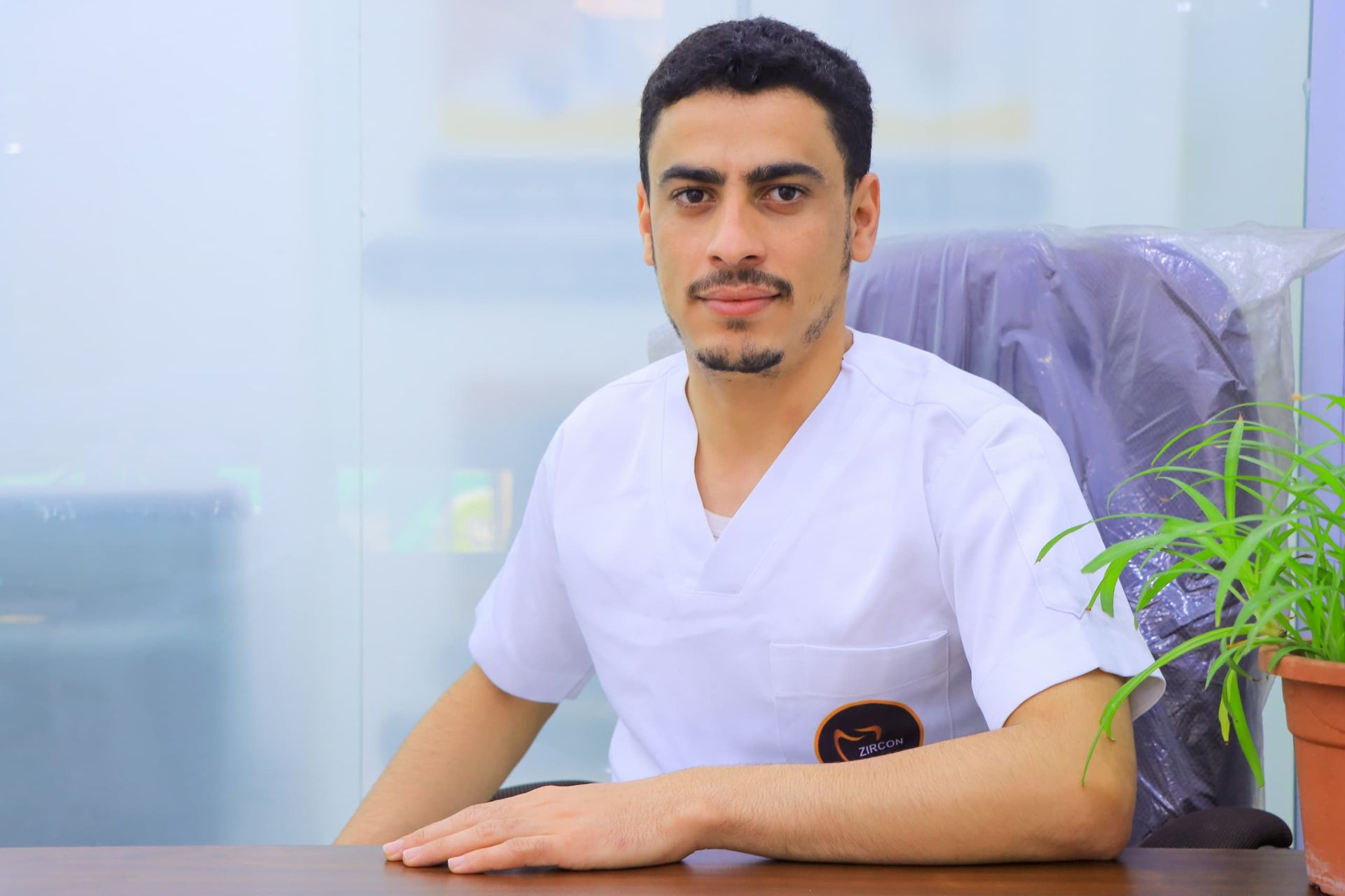  
الدكتور حامد فيصل عاطف - اختصاصي تجميل الأسنان بمركز زركون د. حامد فيصل عاطف
طبيب أسنان – اختصاصي تجميل الأسنان والتقنيات الرقمية المتقدمة
بكالوريوس طب وجراحة الفم والأسنان – جامعة صنعاء (تقدير ممتاز)
يُعدّ د. حامد أحد أبرز أطباء التجميل الرقمي في اليمن، وركيزة أساسية ضمن فريق Zircon CAD-CAM، حيث يختص بتصميم وصناعة الابتسامات الرقمية (ابتسامة المشاهير) باستخدام أحدث تقنيات الزركون، الإيماكس، والعدسات التجميلية. يتميز بدقة عالية ورؤية جمالية متوازنة تمنحه قدرة مميزة على ابتكار ابتسامات تحاكي الأسنان الطبيعية.
فن قائم على العلم
يؤمن د. حامد بأن طب الأسنان التجميلي هو فن يستند على أسس علمية دقيقة، ولذلك يواصل تطوير مهاراته من خلال متابعة أحدث الأبحاث والدورات المتقدمة في تجميل الأسنان، البيوميمتك، وتركيبات السيراميك الحديثة.
إجراءات الفم الصغرى وجراحة اللثة
يبرع د. حامد في مجموعة من الإجراءات الجراحية الدقيقة التي تُعد جزءاً أساسياً من إعادة تشكيل الابتسامة، وتشمل:
قص اللثة وتطويل التيجان
معالجة الابتسامة اللثوية
توريد اللثة بالليزر
الخلع البسيط والجراحي
تبييض الأسنان الاحترافي
تنسيق الابتسامات المائلة
علاجيات الأسنان والترميمات الدقيقة
بخبرته المتقدمة في علاج العصب باستخدام أحدث الأجهزة، يتقن د. حامد:
الحشوات التجميلية الضوئية
حشوات الزركون
تركيب الدعامات للأسنان المتهتكة
إعادة بناء الأسنان بمواد عالية الجودة
مجالات التميز
 تصميم الابتسامة الرقمي (DSD)
 تركيبات الزركون والسيراميك عالية المتانة
 تقنيات CAD-CAM والمسح ثلاثي الأبعاد
 الفينير والعدسات التجميلية الدقيقة
 إعادة تأهيل الفم وتخطيط الحالات المتقدمة
