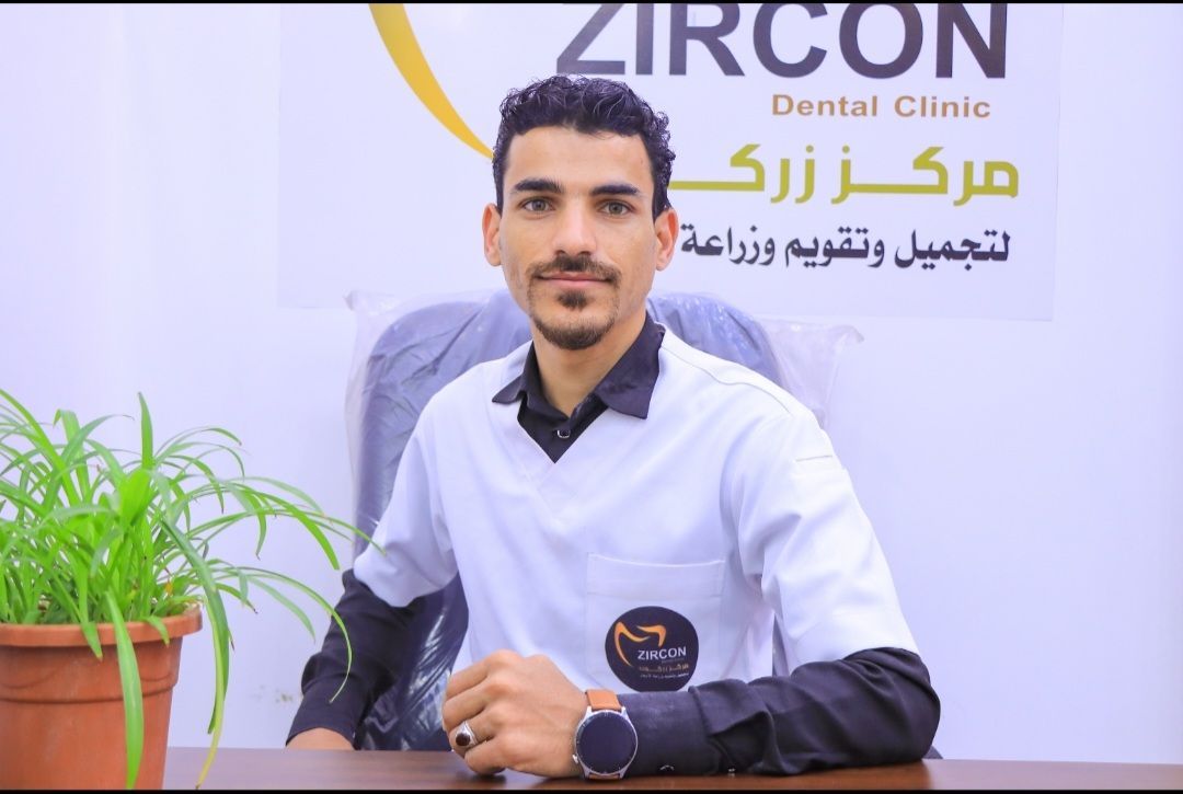 الدكتور أحمد الشطبي.. رائد هندسة الابتسامة الرقمية في مركز زركون CAD-
​في عالم طب الأسنان الحديث، لم يعد التجميل مجرد إجراء طبي روتيني، بل تحول إلى فن يتطلب بصمة خاصة تمزج بين العلم والجمالية. وفي قلب هذا التحول بمركز زركون CAD-CAM، يبرز اسم الدكتور أحمد الشطبي كأحد أمهر الأخصائيين الذين أعادوا صياغة مفهوم الابتسامة المثالية باستخدام التكنولوجيا الرقمية.
​الدقة الميكرونية: سر التميز
​يُعرف الدكتور أحمد الشطبي بتركيزه الفائق على التفاصيل؛ فهو لا يكتفي بمنح المريض أسناناً بيضاء، بل يسعى لخلق 