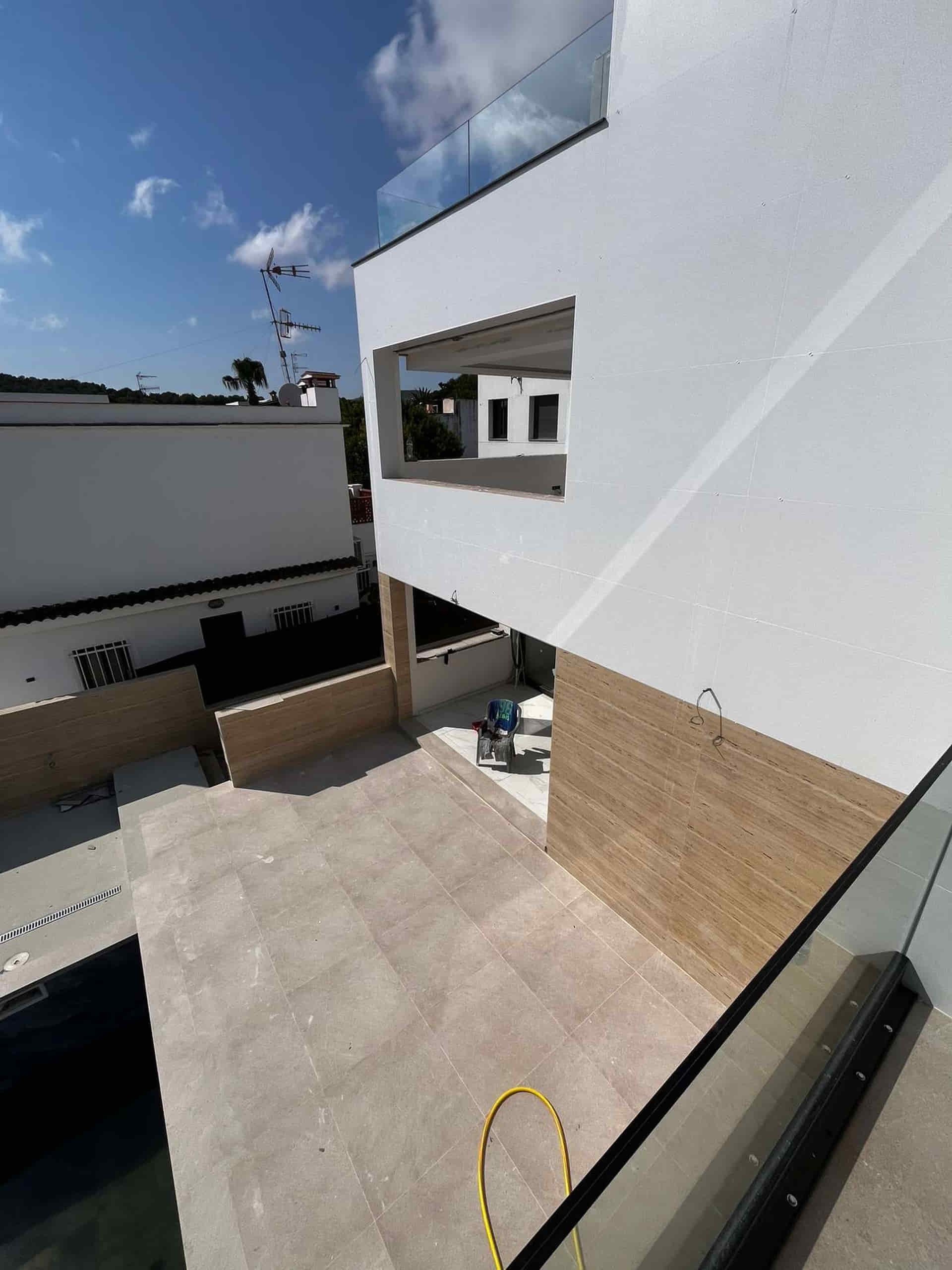 Edificio blanco moderno con pared de acento de piedra.