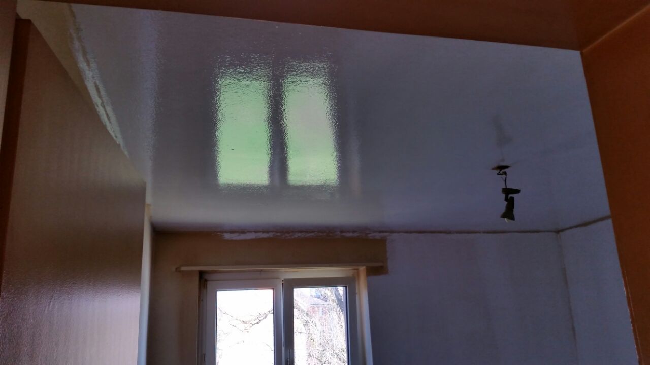 Innenansicht mit Sonnenlicht, das sich an der Decke spiegelt, Fenster sind sichtbar.