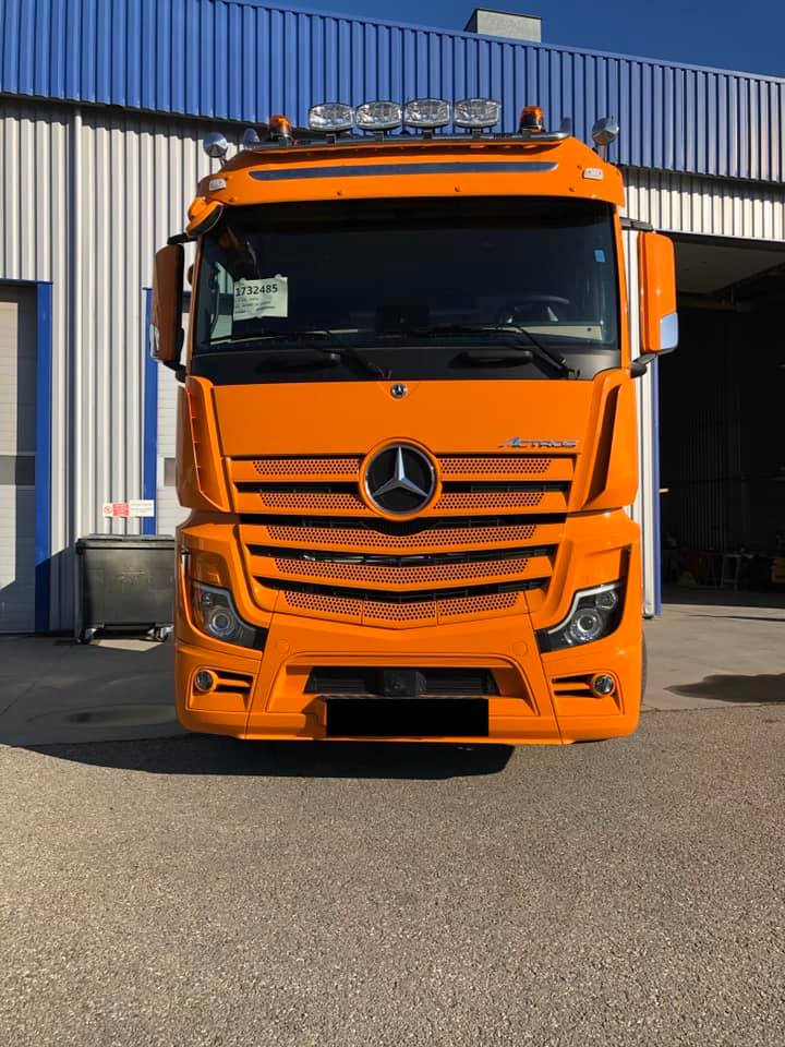 Camion orange vif, vue de face