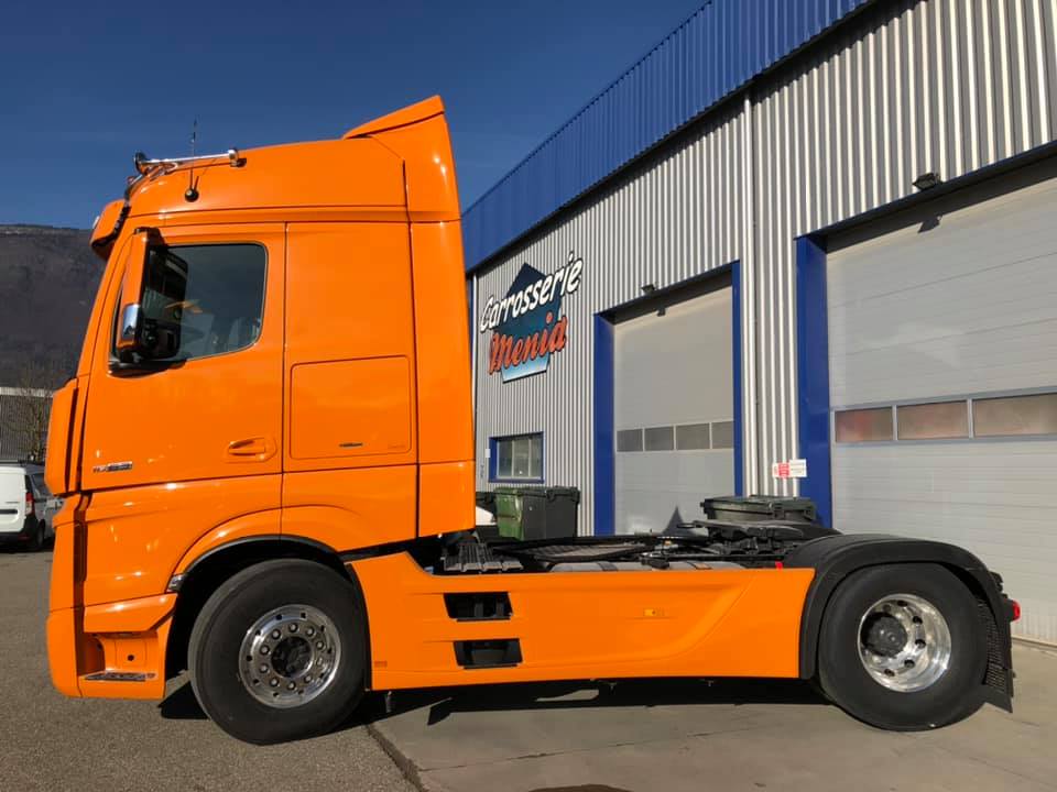 Camion orange sans équipements de profil