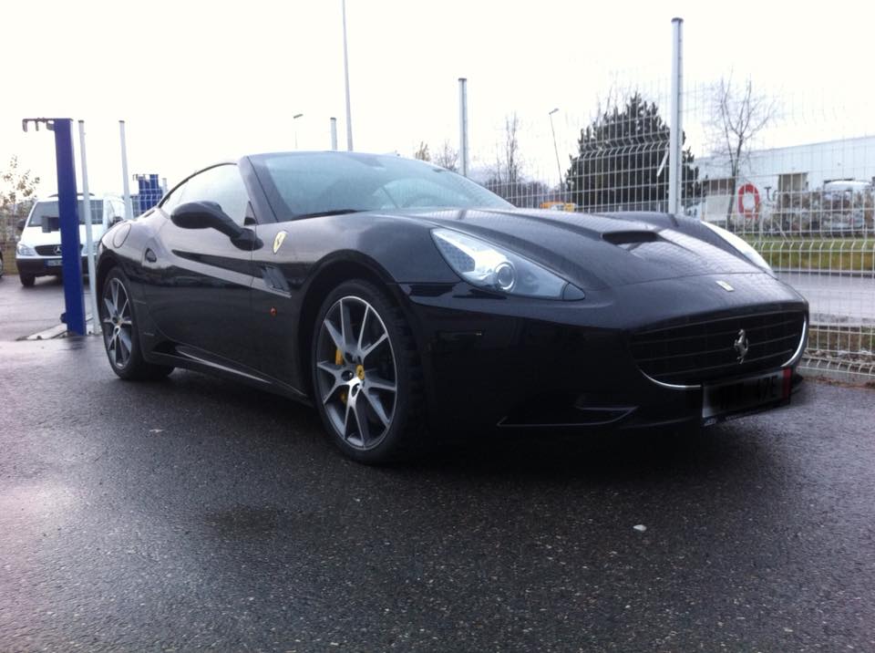 Voiture de sport noire vue contrebas