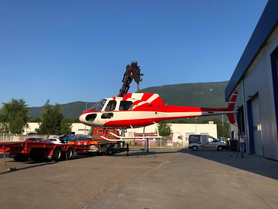 Hélicoptère rouge et blanc de profil