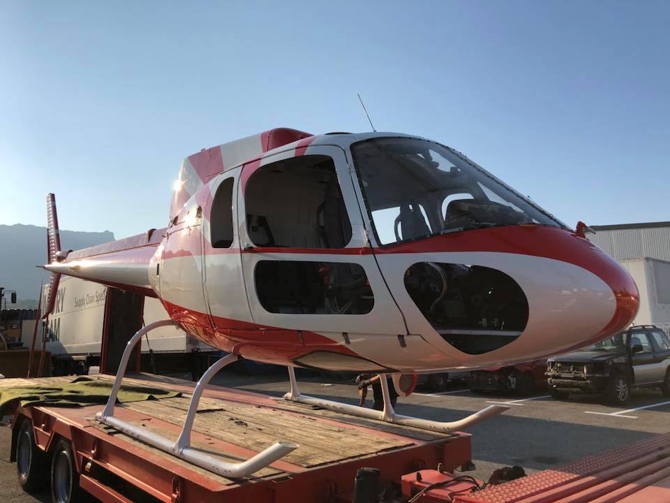 Hélicoptère rouge et blanc