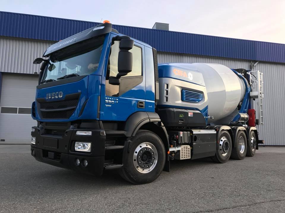 Camion avec bétonnière