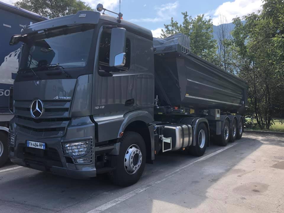 Poids lourds avec benne entièrement noir