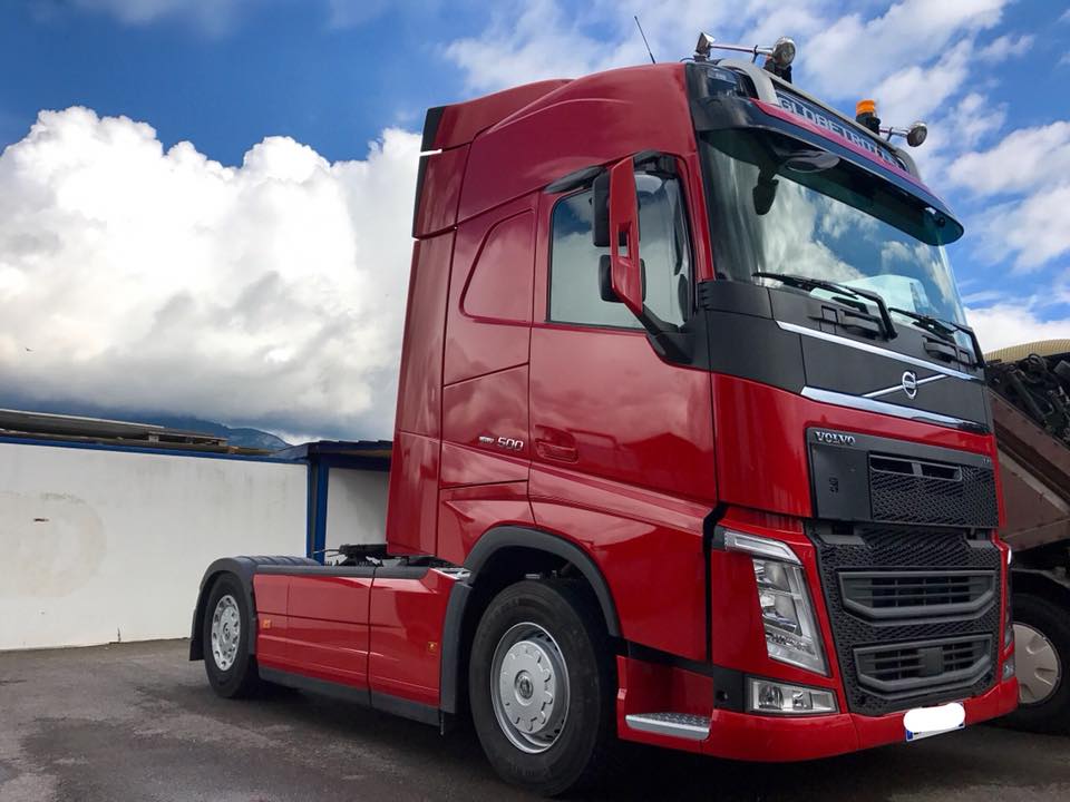 Camion rouge sans remorque