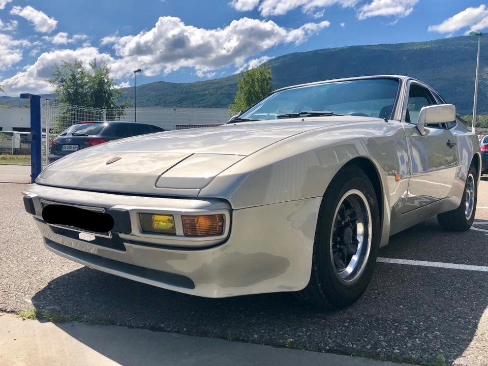 Voiture grise zoom avant gauche