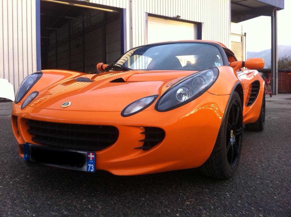 Voiture de sport orange et noir