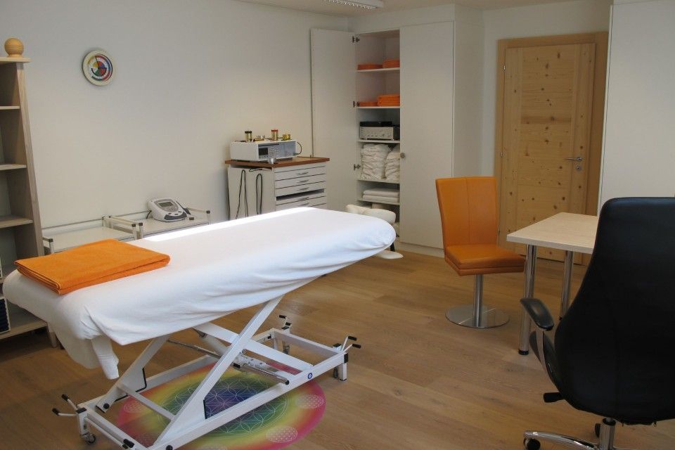 Behandlungszimmer in der Naturheilpraxis Leander von Grünigen