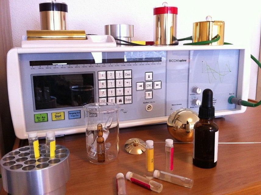 Ampullen mit Naturheilmittel und Messgerät