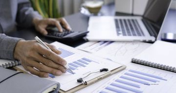 Schöffel & Partner Partnerschaftsgesellschaft Steuerberater - Rechtsanwalt Mann arbeitet am Schreibtisch