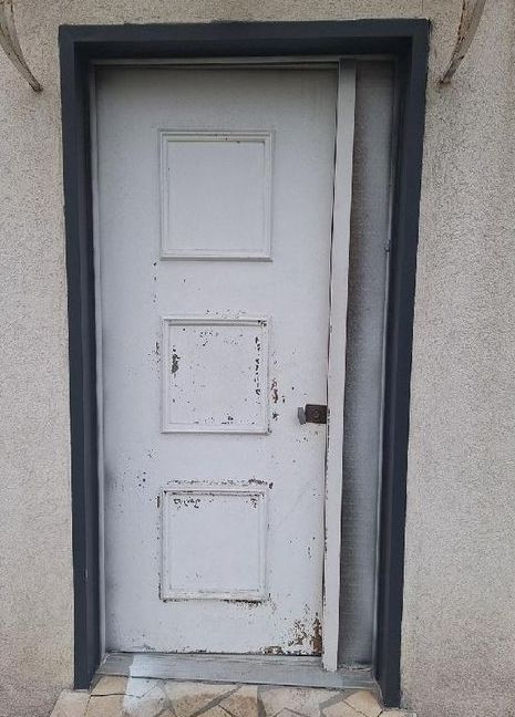 Vieille porte d'entrée abîmée