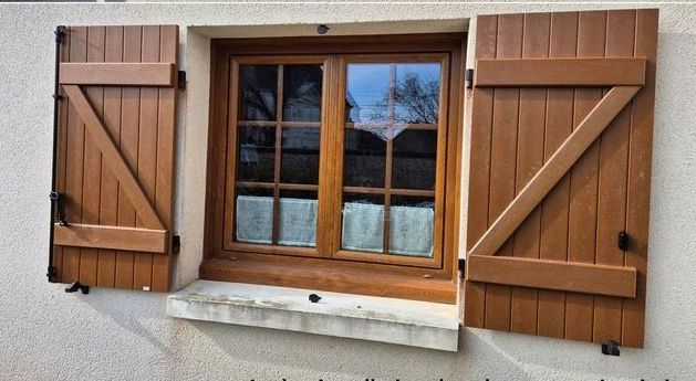 Volets battants en aluminium imitation bois