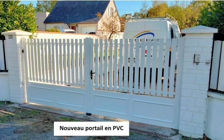 Portail blanc en PVC