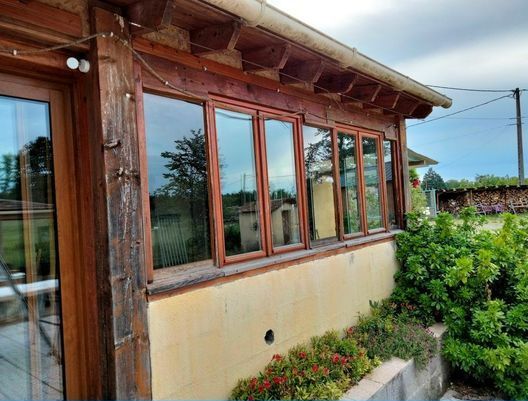 Façade avec fenêtre en bois