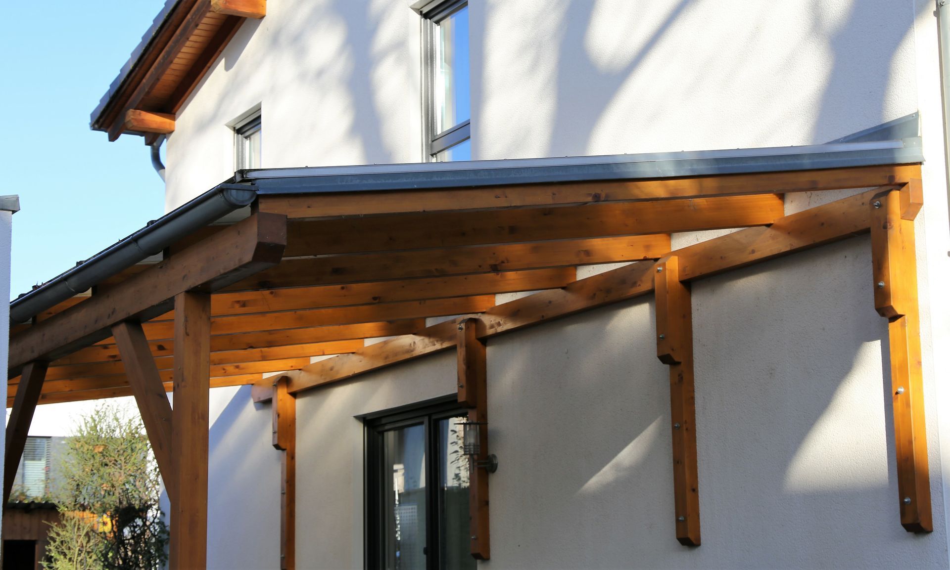 Pergola contre une façade