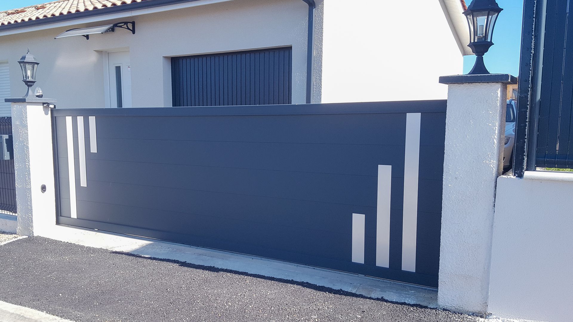 Portail en aluminium gris