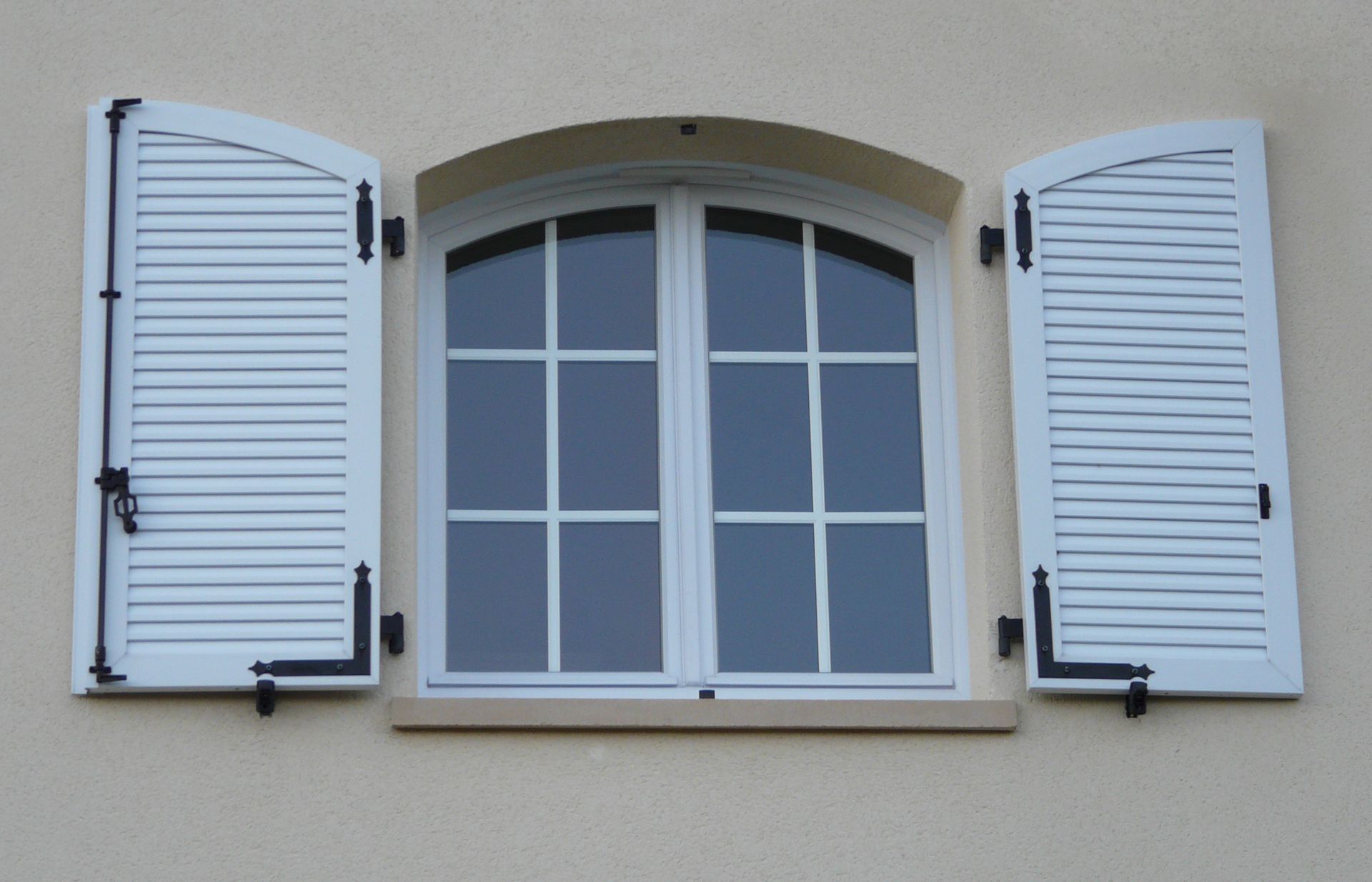 Volets battants de type persiennes