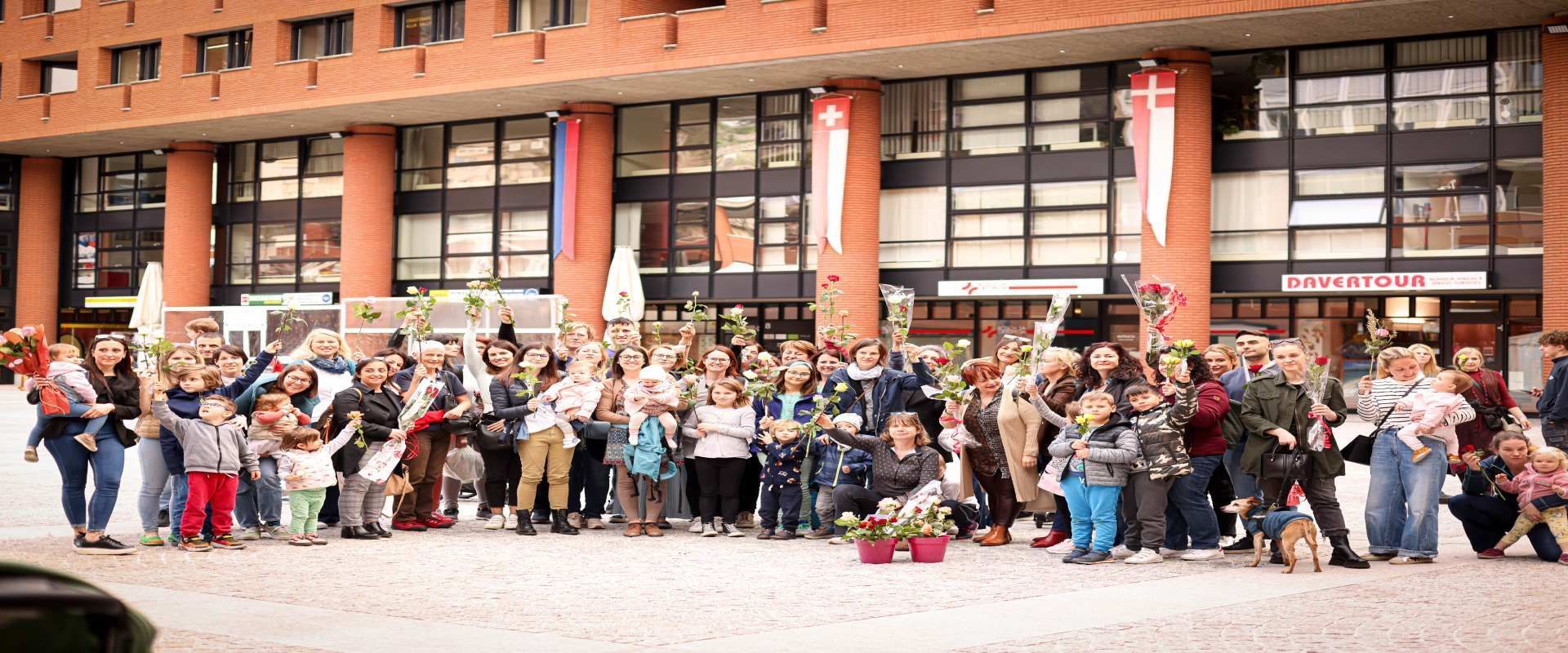 Un gruppo di famiglie con bambini piccoli