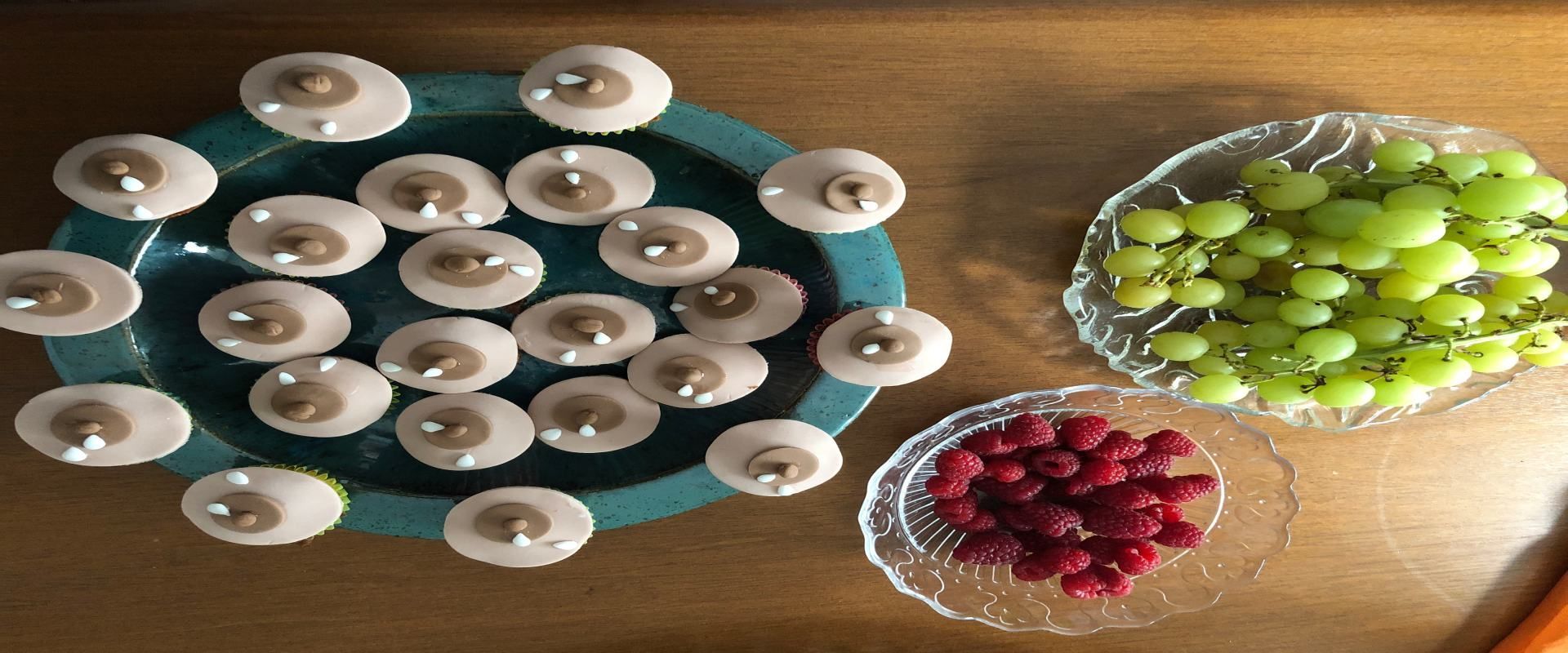 Piatti da portata con dolci e frutta