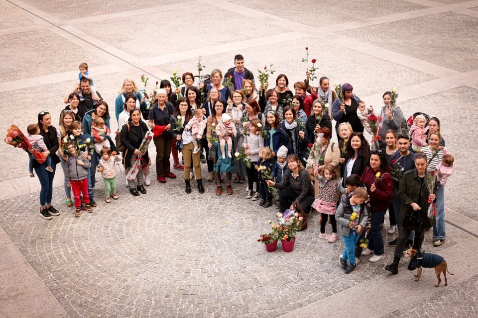 Gruppo composto da famiglie con bambini piccoli
