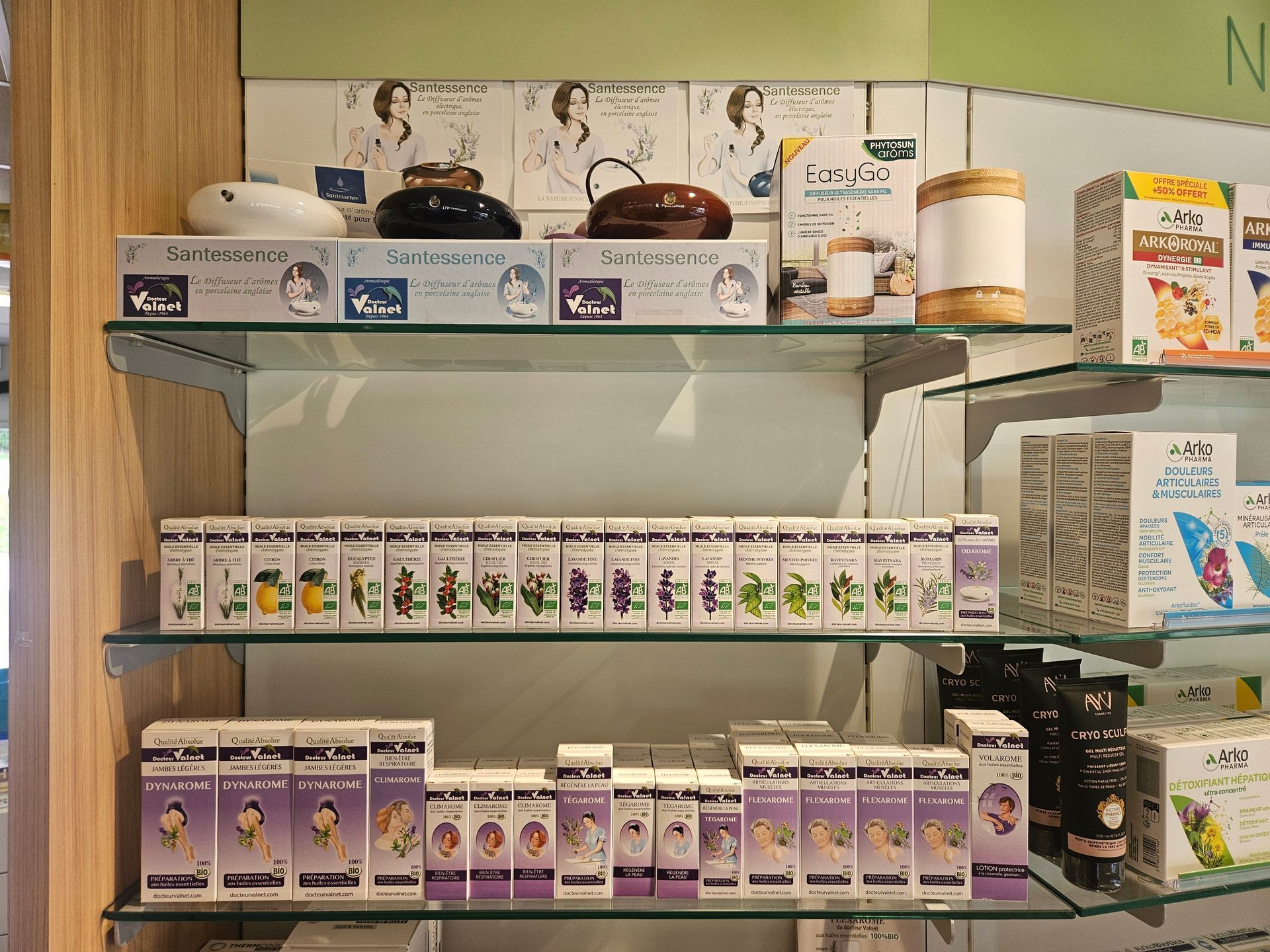 Rayon de magasin avec des produits assortis en boîte et en bouteille, disposés en rangées sur des étagères en verre