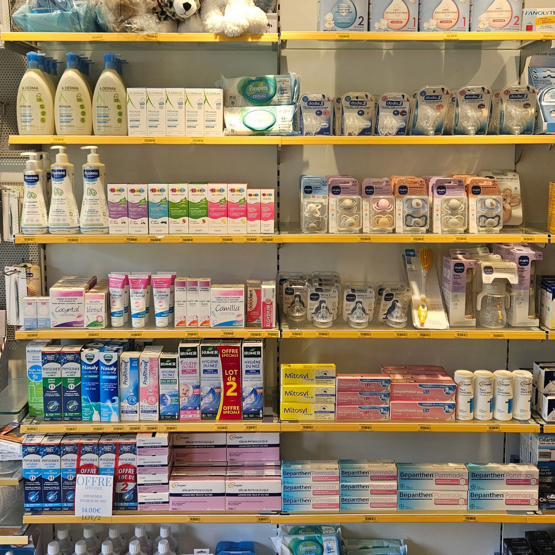 Rayon du magasin rempli de biberons, de lait en poudre et de produits de soins pour bébés dans des emballages colorés