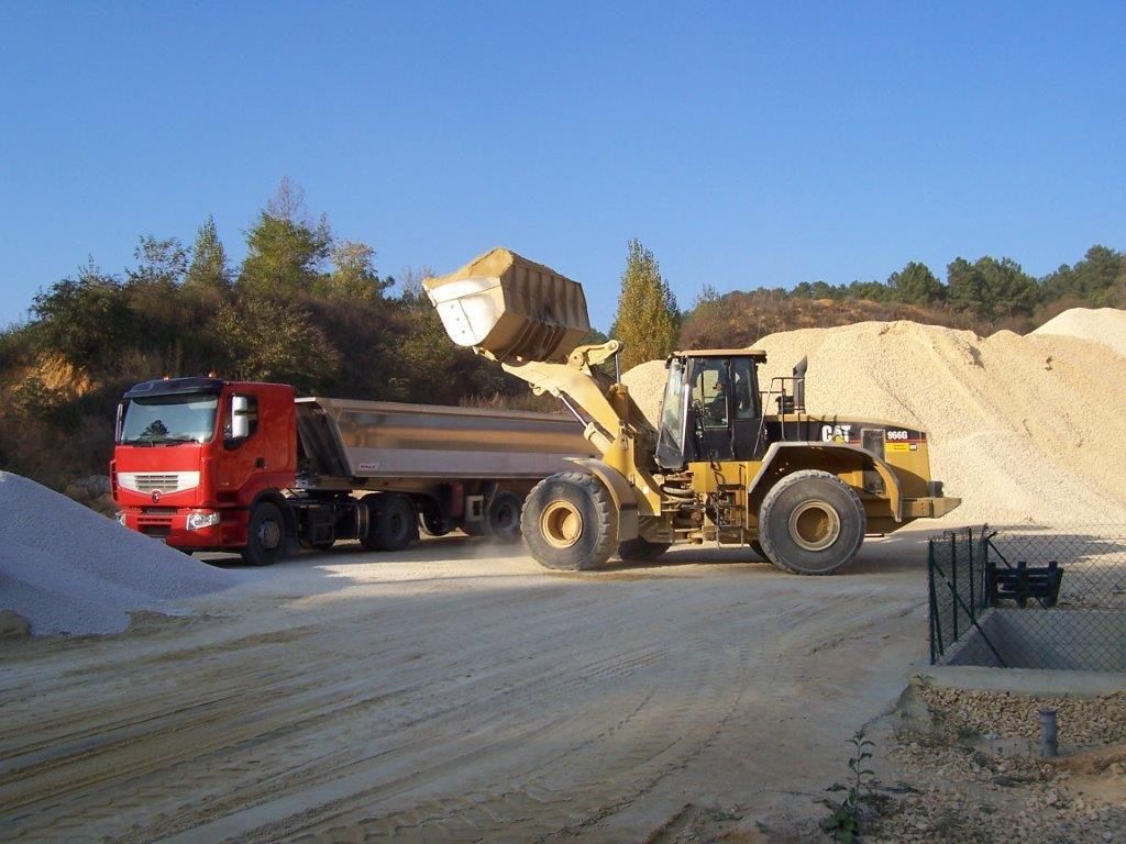Une tractopelle qui effectue le chargement d'un camion