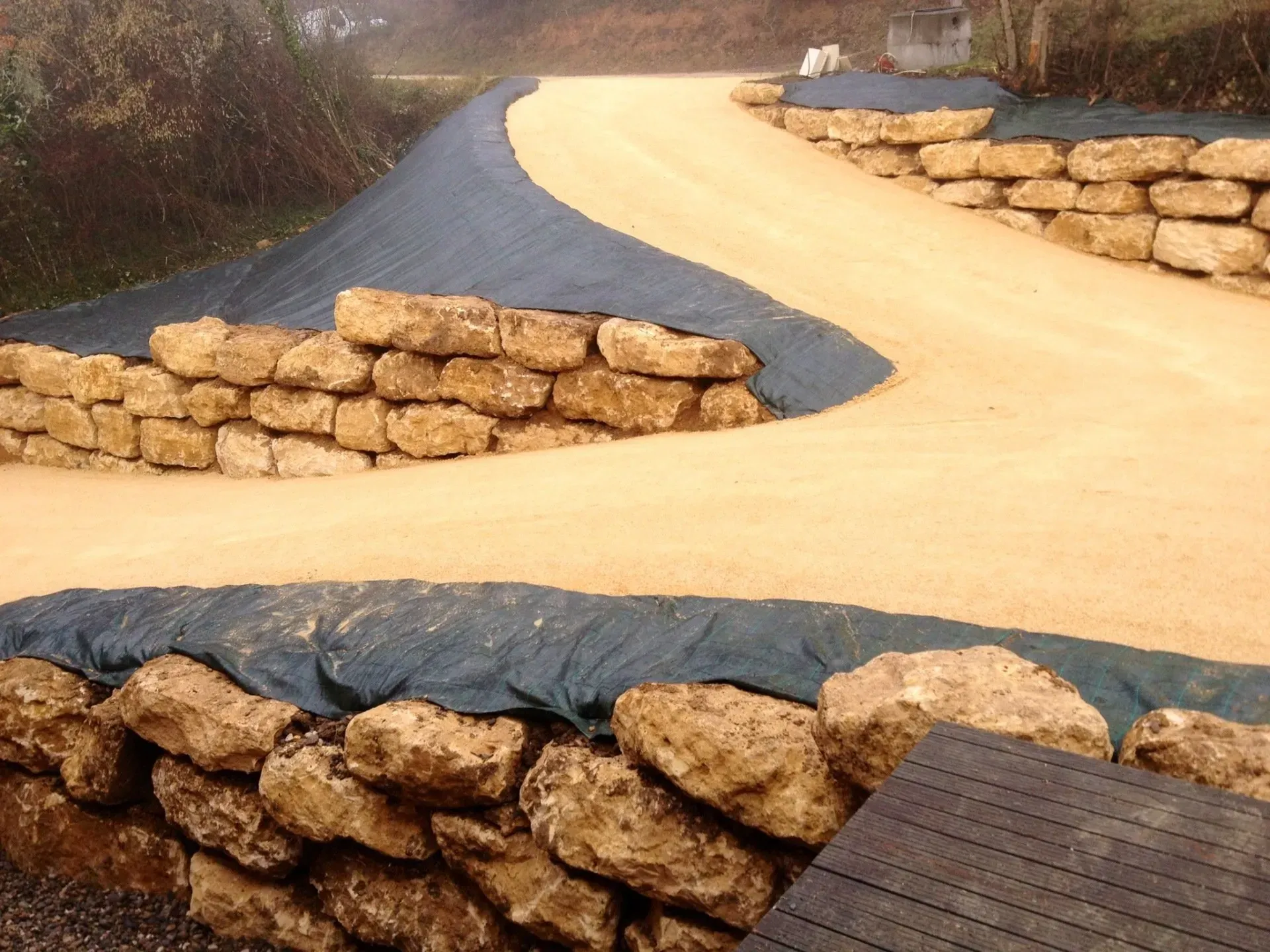 Un chemin entouré de pierres pour le maintenir