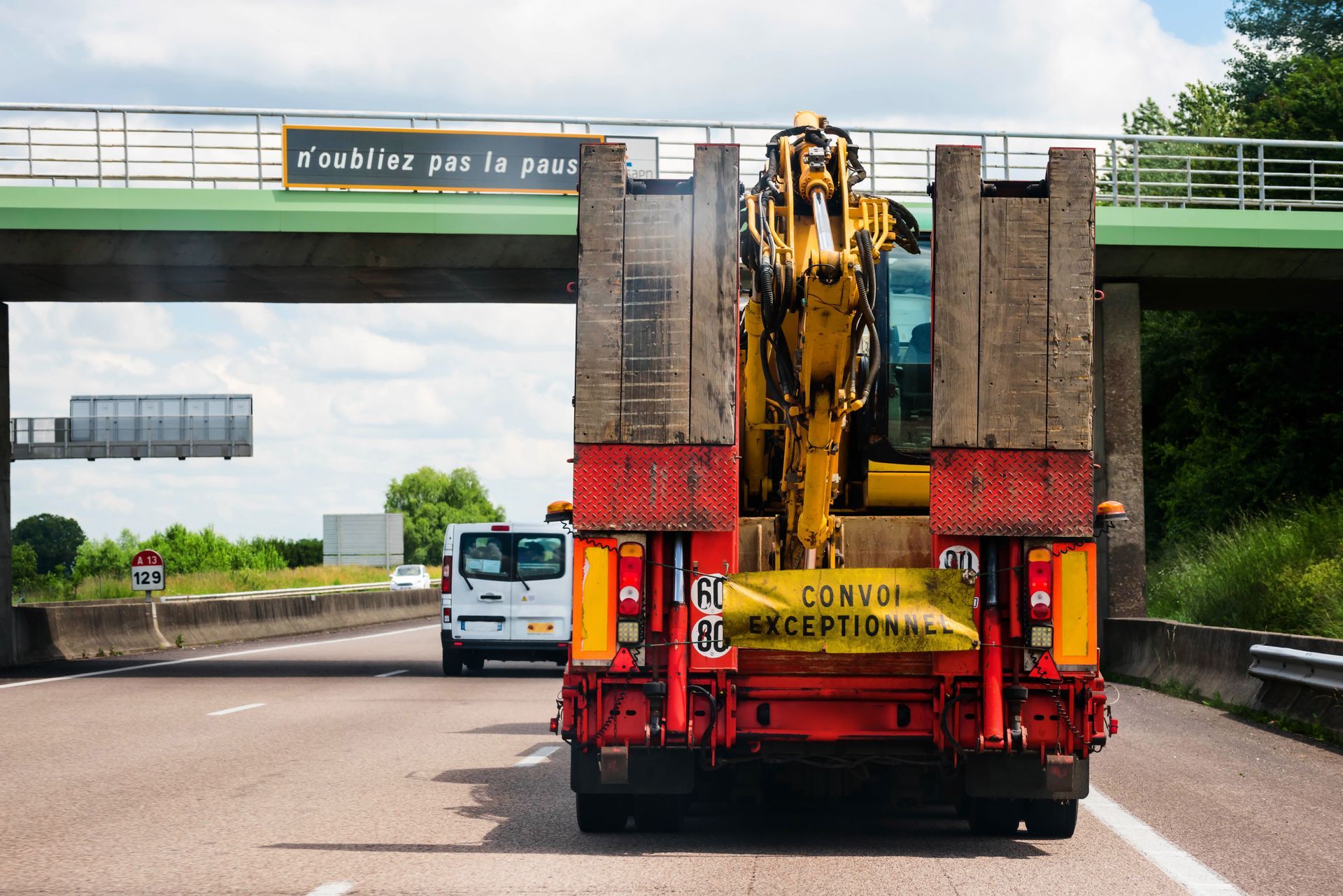 Convoi exceptionnel d'un transport de matériel de TP