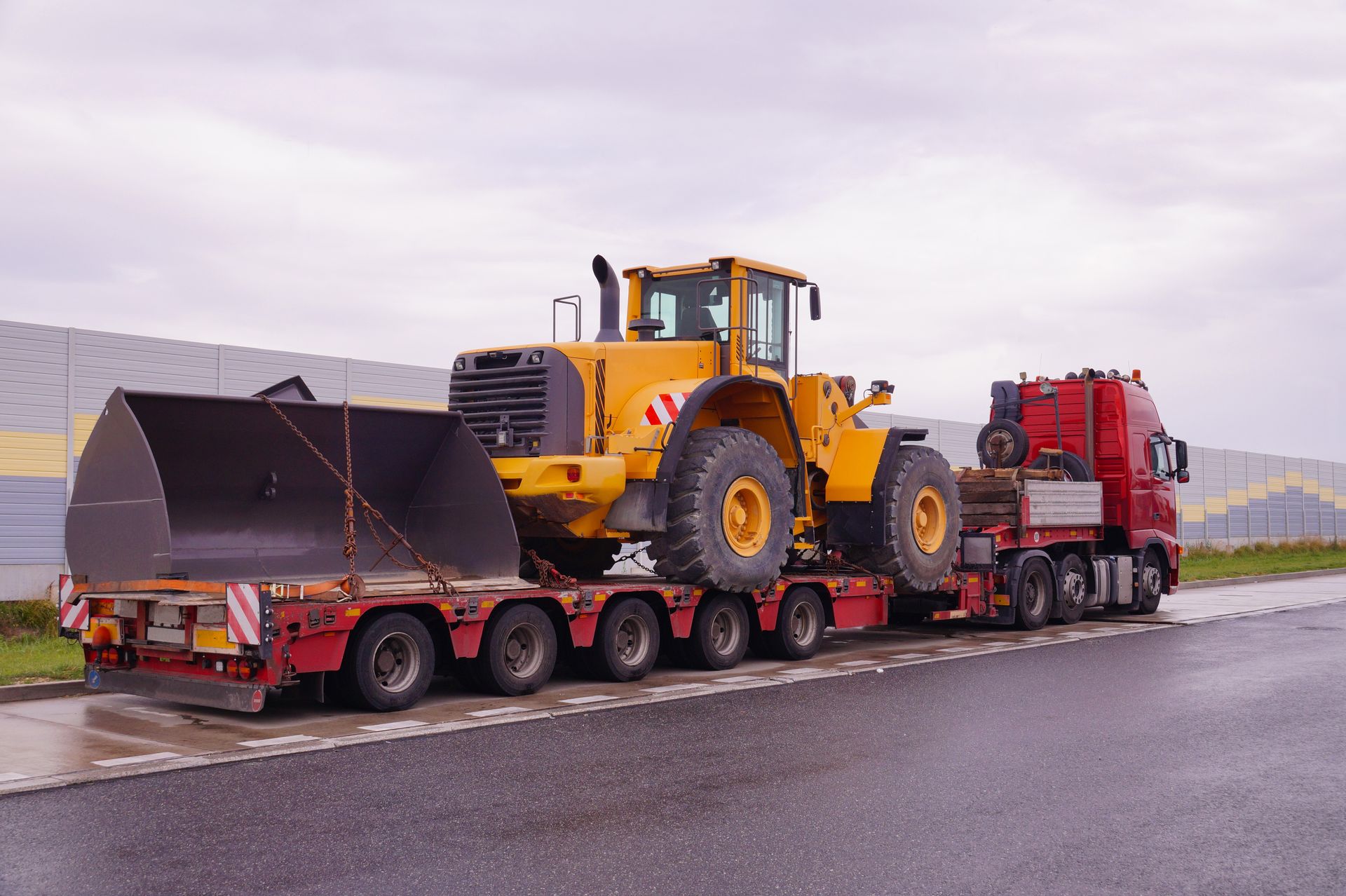 Machine de TP sur un camion de transport