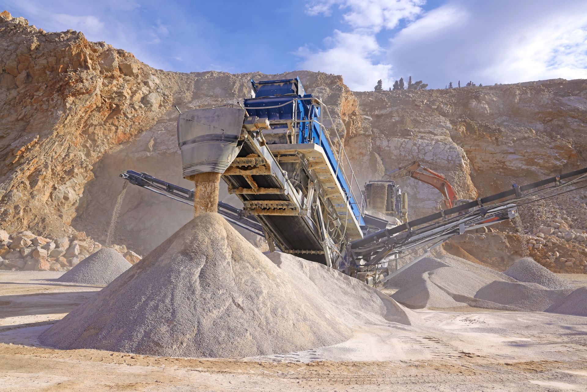 Versement de sable dans une carrière
