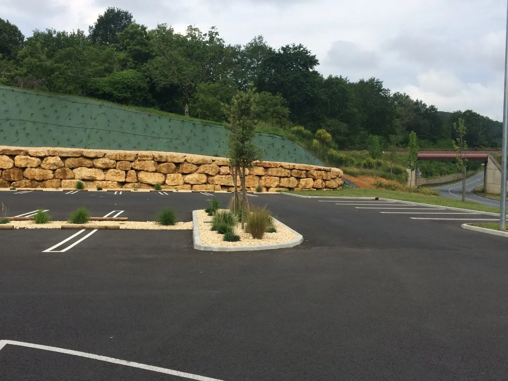 Mur d'enrochement sur un parking goudronné