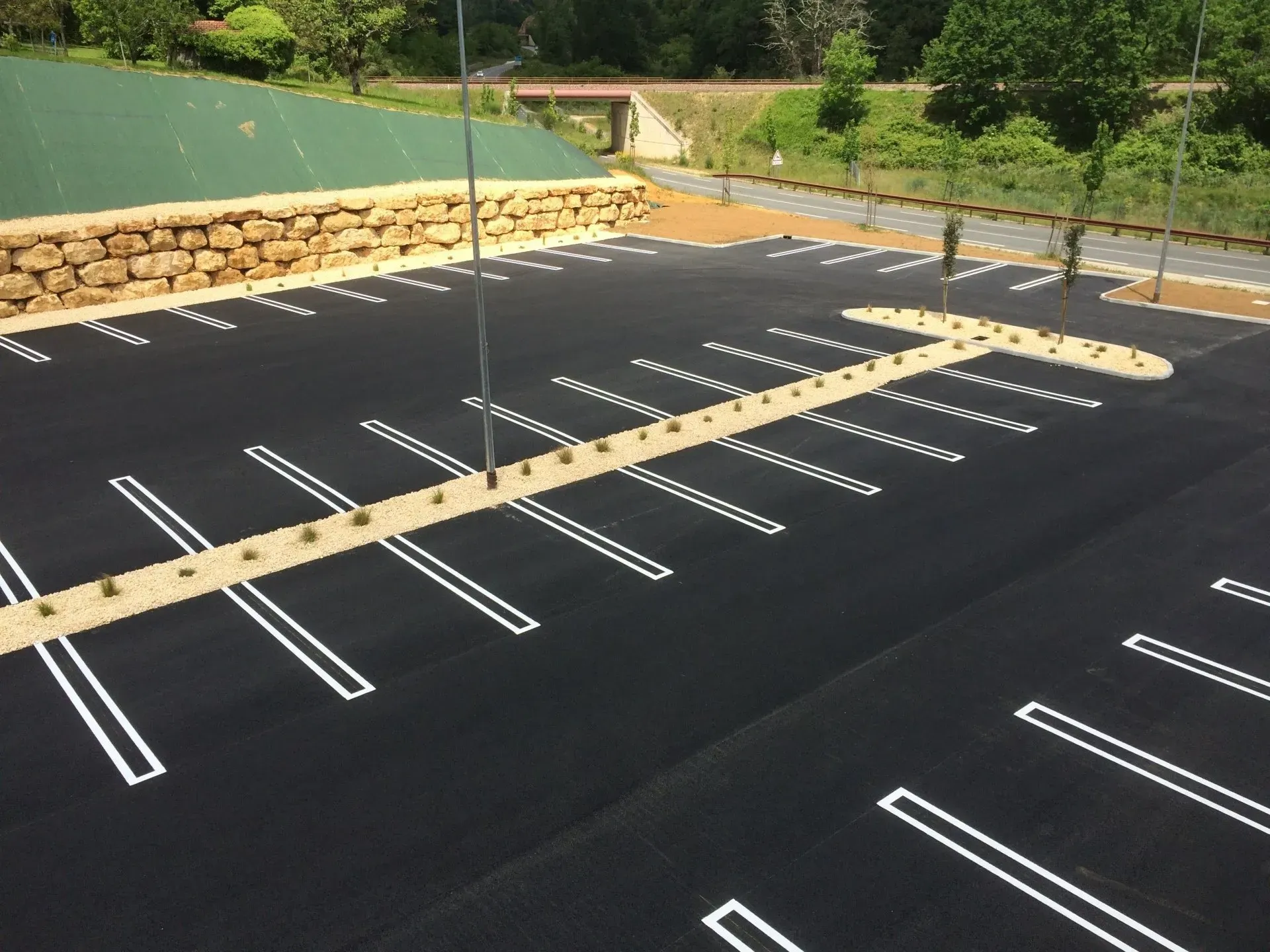 Un parking en enrobé avec marquage au sol