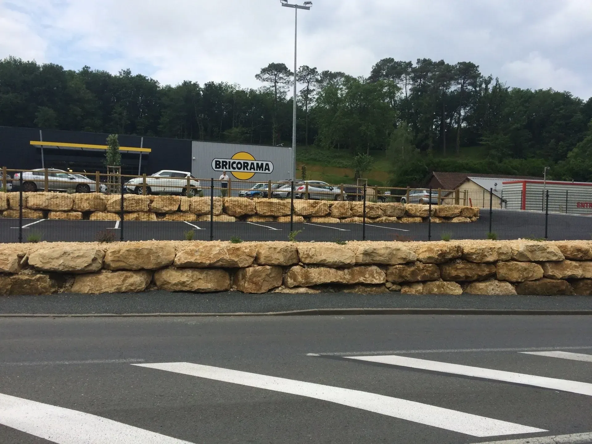 Mur d'enrochement à côté d'une route
