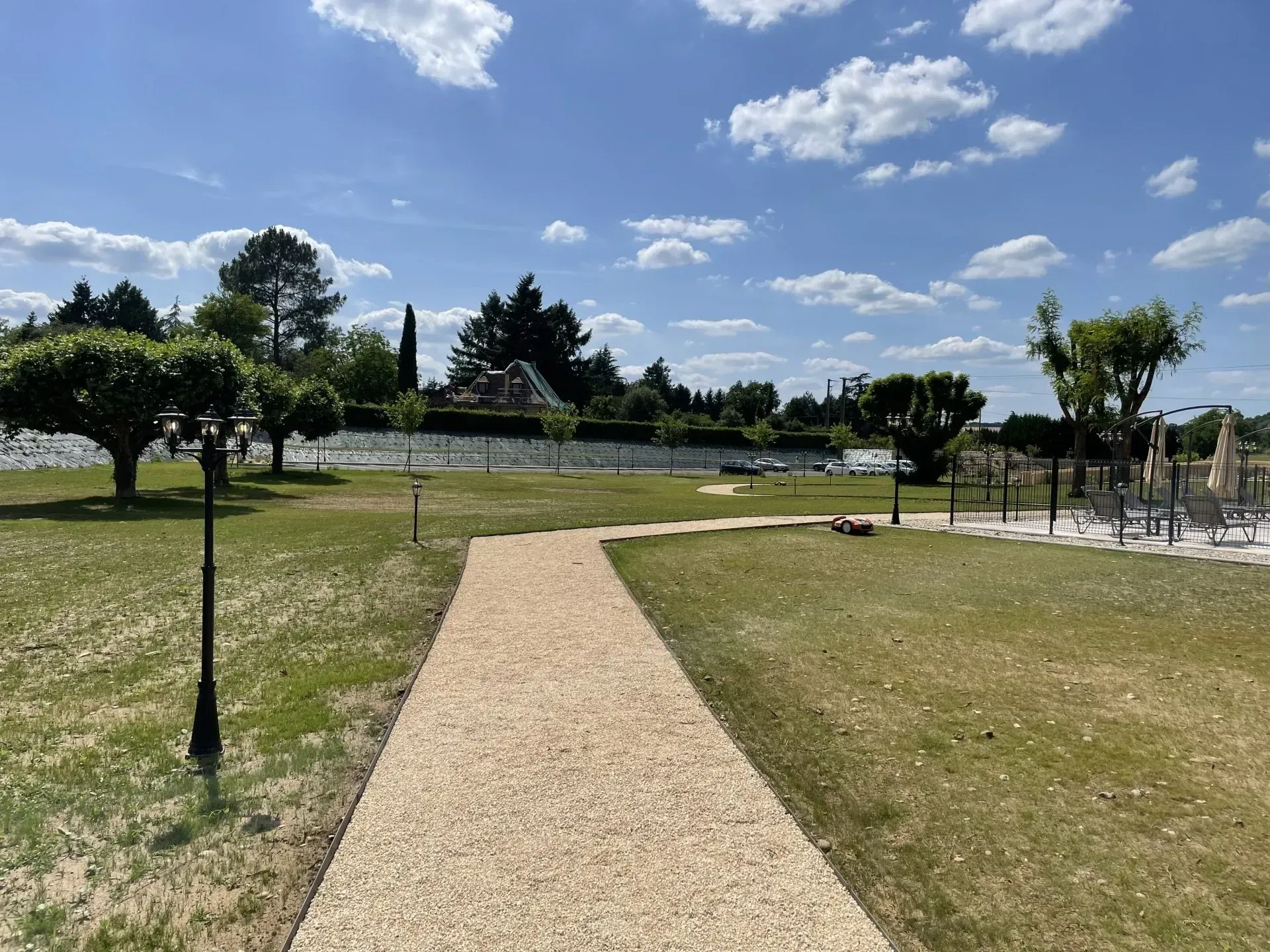 Allée de jardin public gravillonnée