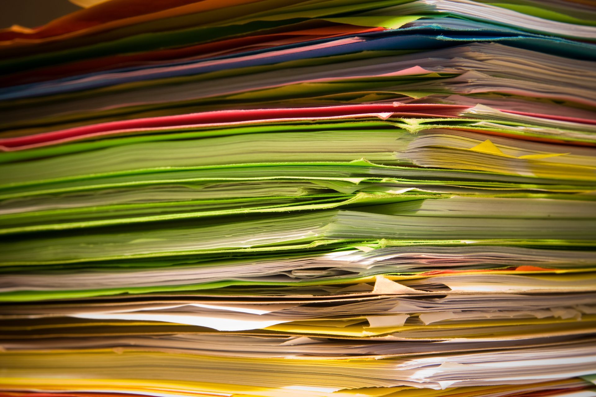 Pile de documents dans des chemises colorées