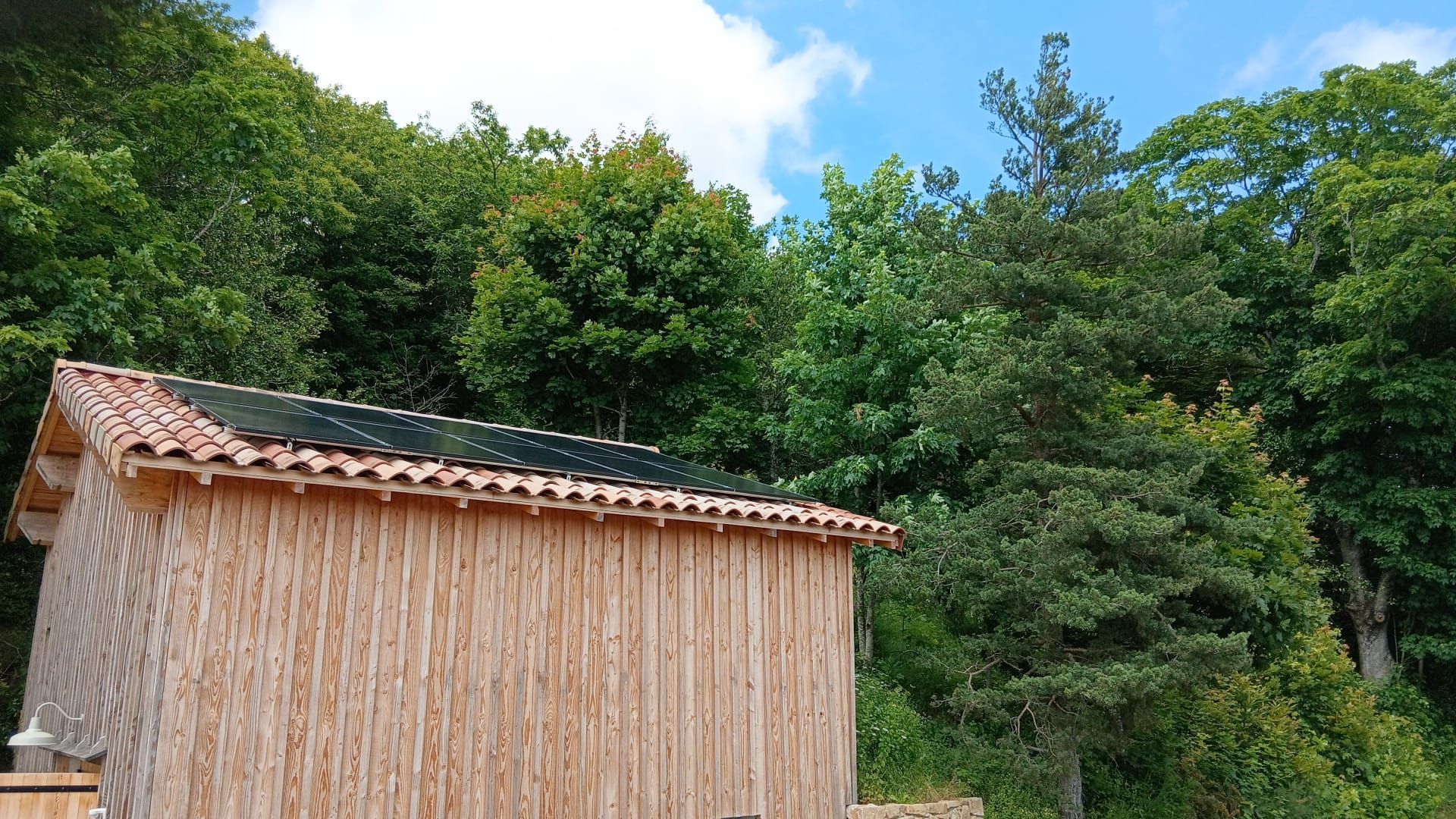 Cabanon équipé de panneaux solaires