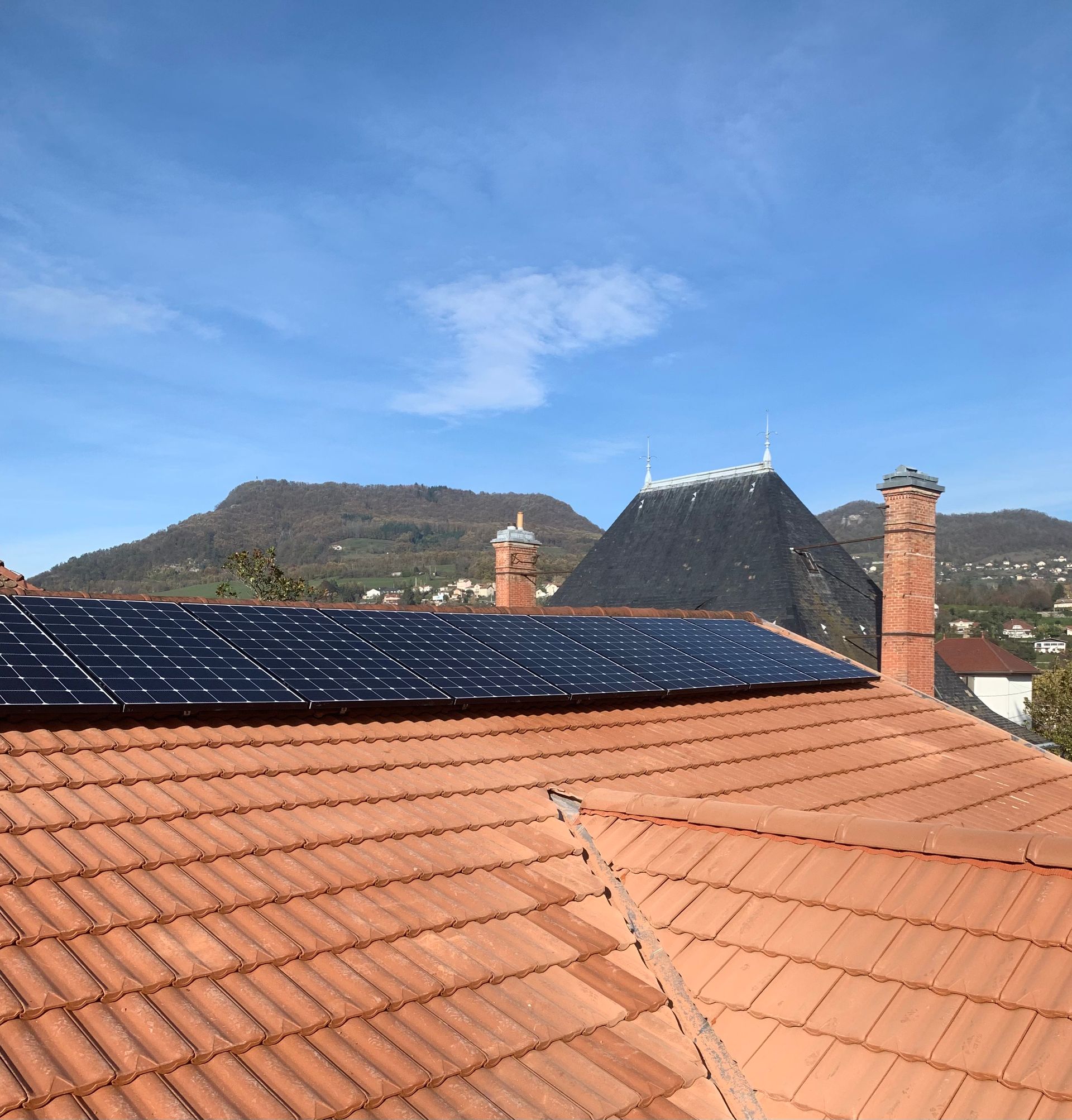 Toiture en tuile équipée de panneaux solaires