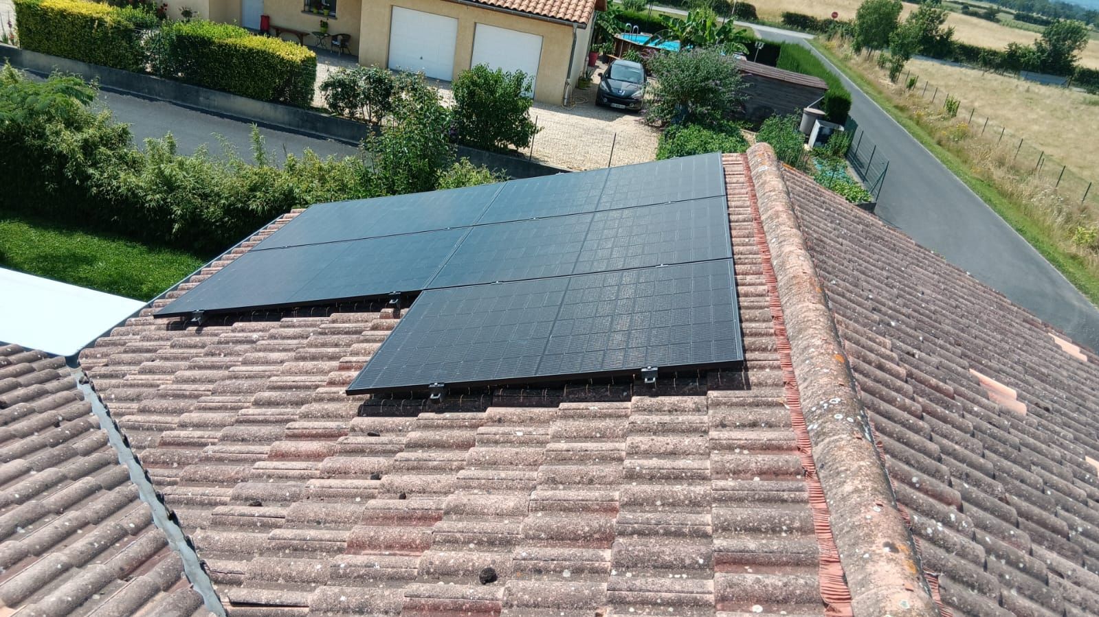 Toit en plaque de fibrociment équipé de panneaux solaires