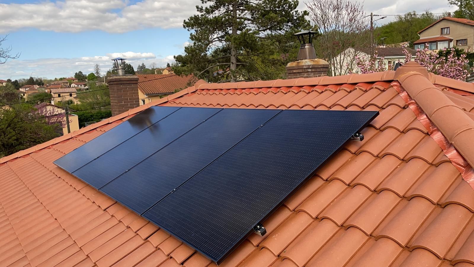 Quatre panneaux solaires sur un toit