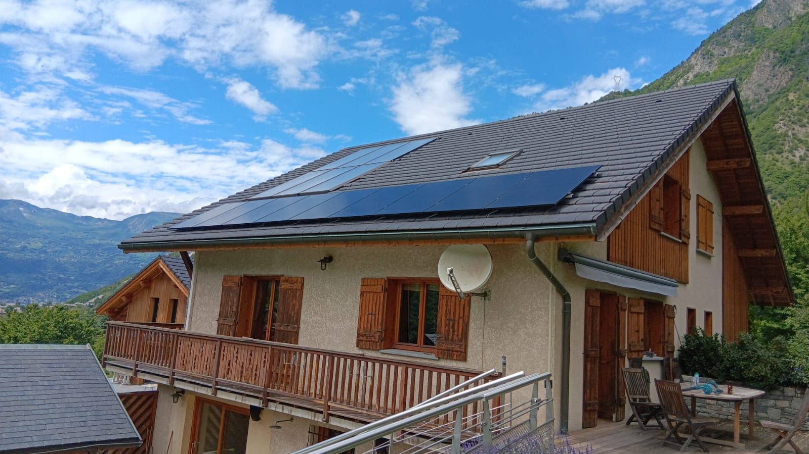 Chalet de montagne avec panneaux solaires