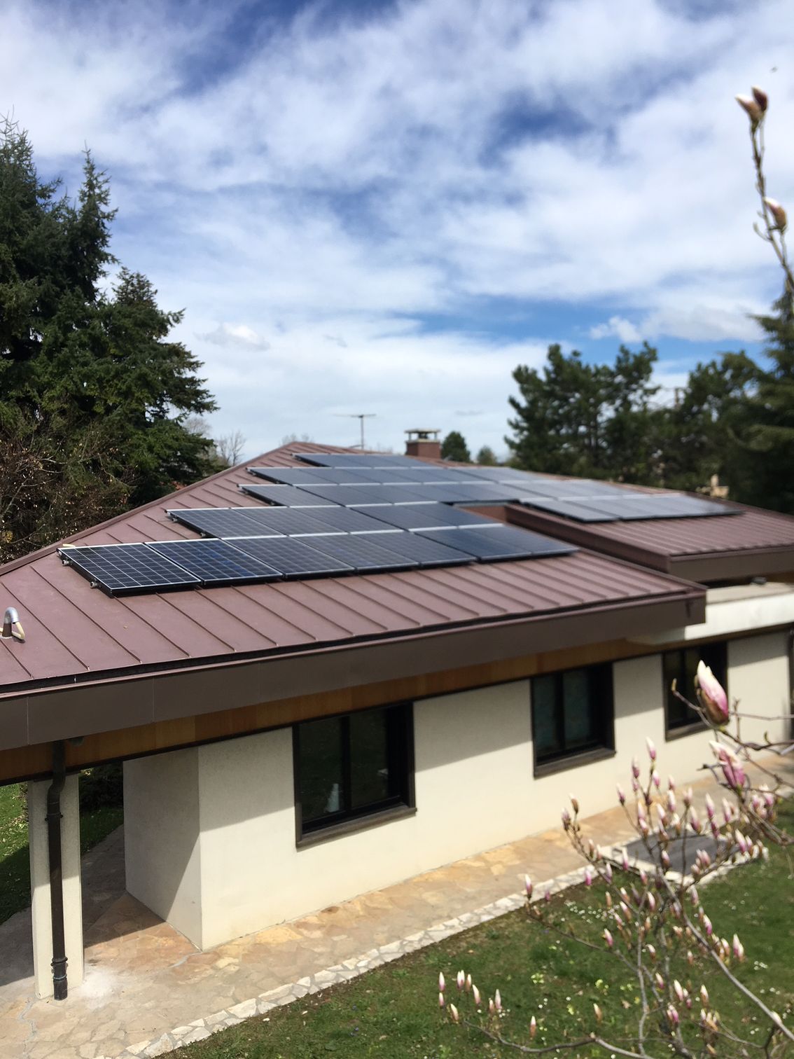 Panneaux solaires sur un toit en bac acier