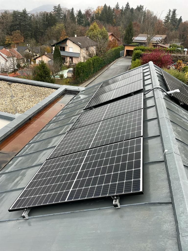 Panneaux solaires en rang sur un toit en acier