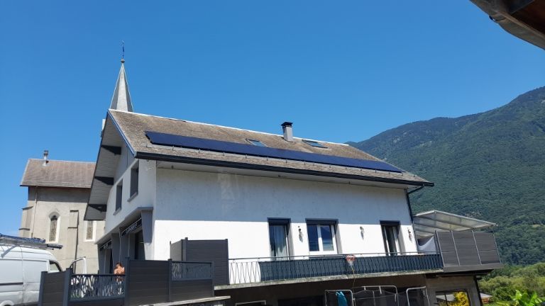 Rangée de panneaux photovoltaïques installée sur un toit